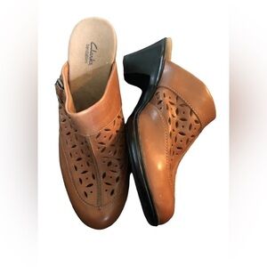 Clarks Bendables Laser-Cut Leather Clog Sz. 10M Leather Classic 2.75” Heel